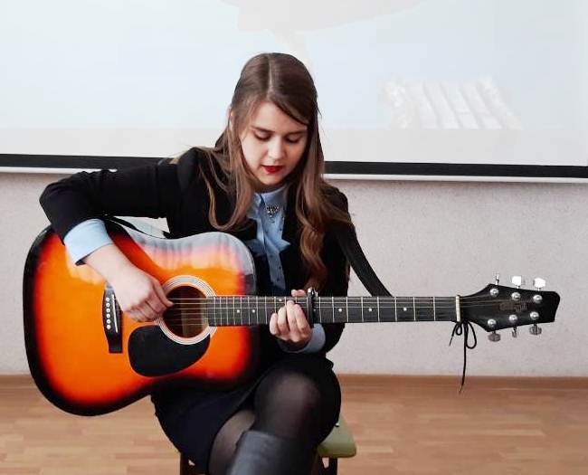 музичні композиції під гітару у виконанні  Уляни Думін